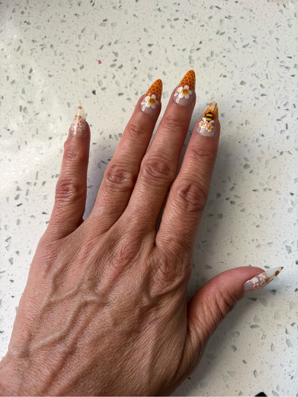 Nails - Yellow & White Floral Set Honey Bee Design - Picture 4 of 6